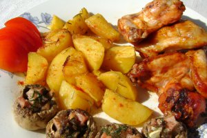 Aripioare marinate in stil thailandez cu garnituri