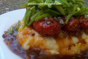 Carnati cu piure si gravy de ceapa (Sausage and Mash)
