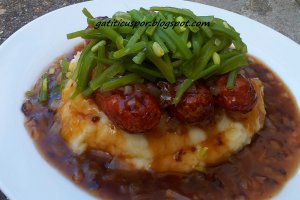 Carnati cu piure si gravy de ceapa (Sausage and Mash)