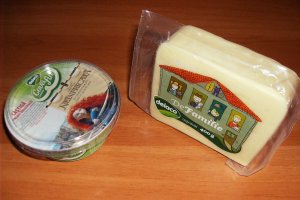 Sandvis cu crema de branza si cascaval Delaco