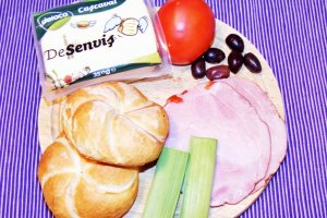 Sandvis cu sunca, cascaval Delaco si legume