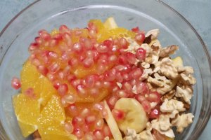 Salata cu fructe de sezon.