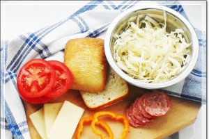Sandvis cu salam, legume si cascaval Delaco