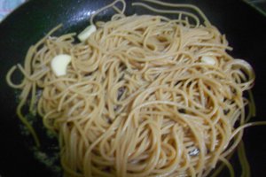 Spaghete integrale cu ulei de masline si usturoi