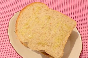 Sandwich cu mozzarella si salam