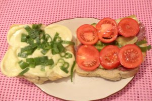 Sandwich cu mozzarella si salam