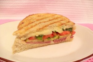 Sandwich cu mozzarella si salam