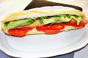 Sandvis cu crenvursti si cascaval Delaco
