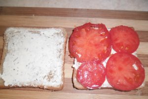 Sandvis cu "ceva fin" si cascaval "DeSenvis" de la Delaco