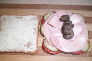 Sandvis cu "ceva fin" si cascaval "DeSenvis" de la Delaco