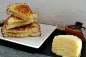 Sandvis prajit cu cascaval (Grilled cheese sandwich)