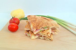 Lipie umpluta cu mozzarela, kaizer si ceapa verde