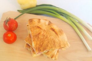 Lipie umpluta cu mozzarela, kaizer si ceapa verde