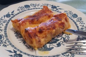 Rulouri cu sunca,cascaval si sos bechamel roz