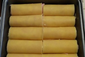 Rulouri cu sunca,cascaval si sos bechamel roz