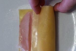 Rulouri cu sunca,cascaval si sos bechamel roz