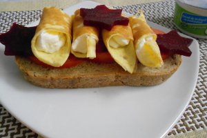Sandvis cu omleta si crema de branza
