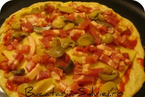 Pizza cu ceapa verde si kaiser