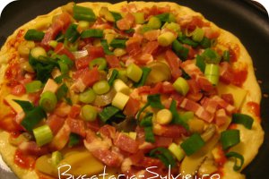 Pizza cu ceapa verde si kaiser