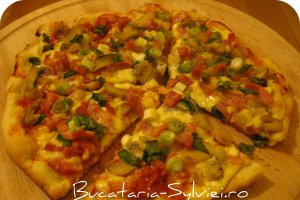 Pizza cu ceapa verde si kaiser