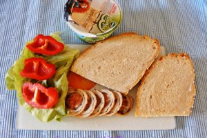 Sandvis cu crema de branza si rulada de porc