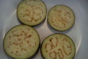 Sandwich cu vinete, cascaval si sunca