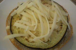 Sandwich cu vinete, cascaval si sunca