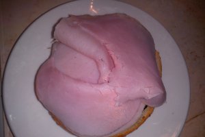 Sandwich cu vinete, cascaval si sunca
