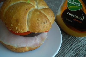 Sandwich cu vinete, cascaval si sunca