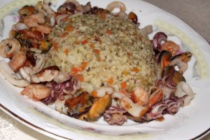 Orez brun cu legume si fructe de mare