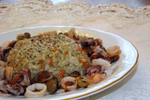 Orez brun cu legume si fructe de mare