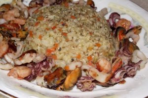 Orez brun cu legume si fructe de mare
