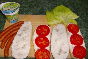 Sandvis cu crema de branza Delaco si crenvursti