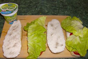 Sandvis cu crema de branza Delaco si crenvursti