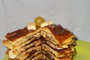 Tort de clatite cu crema de ciocolata si banane