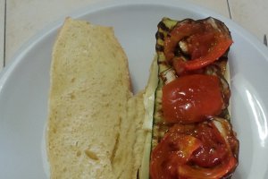 Sandvis cu legume pe gratar si cascaval.