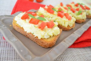Bruschete cu salata de conopida