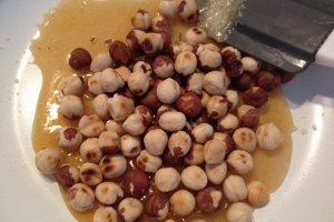 Tort cu alune caramelizate