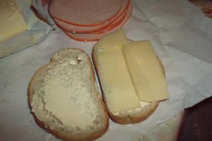 Sandvis cu cascaval Delaco si parizer