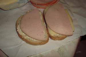 Sandvis cu cascaval Delaco si parizer