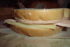 Sandvis cu cascaval Delaco si parizer
