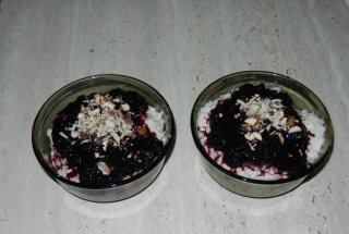 Budinca de tapioca cu sos de mure