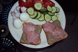 Sandvis cu salata de vinete si salam