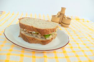 Sandwish cu ton, ceapa verde si crema de branza