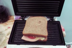 Sandvici cald cu cascaval si parizer