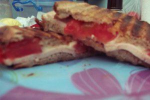 Sandvici cald cu cascaval si parizer