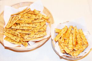 Saleuri din faina mixta cu chimen si cascaval