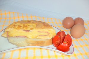 Sandwich cu omleta impaturita