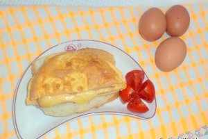 Sandwich cu omleta impaturita