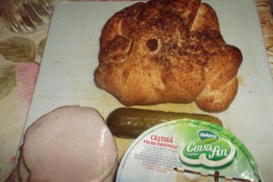 Sandvici cu crema de branza si muschi file haiducesc